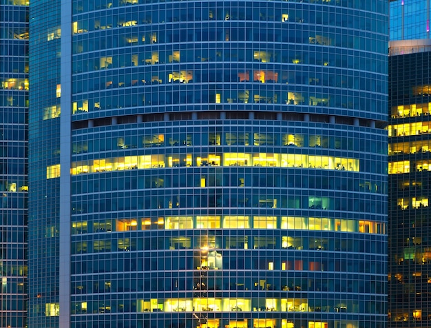 Moderner wolkenkratzer nachts beleuchtet