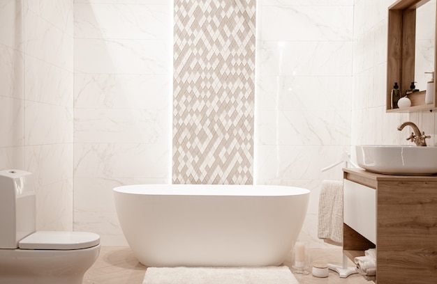 Modernes Badezimmerinterieur mit dekorativen Elementen.