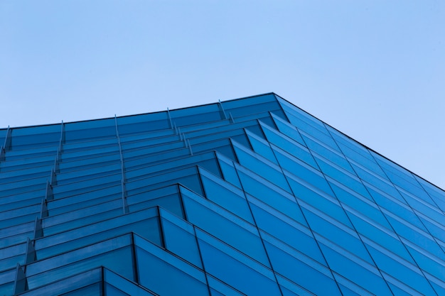 Modernes blaues Gebäudedesign des niedrigen Winkels