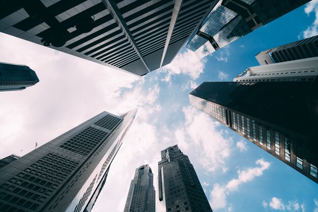 Modernes Büro-Firmengebäude. Niedrige Winkelansicht von Wolkenkratzern in der Stadt von Singapur. Panorama- und Perspektivansicht Geschäftskonzept der Erfolgsindustrie-Technologiearchitektur.