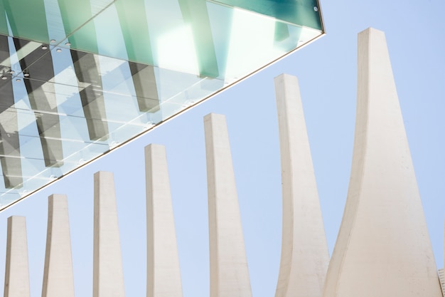 Modernes Bürogebäude gegen blauen Himmel