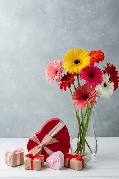 Kostenloses Foto modernes dekor mit gerberablumen und geschenken