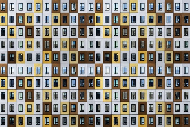 Modernes Gebäude mit abstrakten architektonischen Wendungen, die es wie ein Kunstwerk aussehen lassen