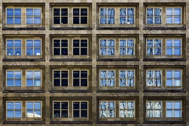 Modernes Gebäude mit Glasfenstern, die still das Leben der Großstadt bezeugen