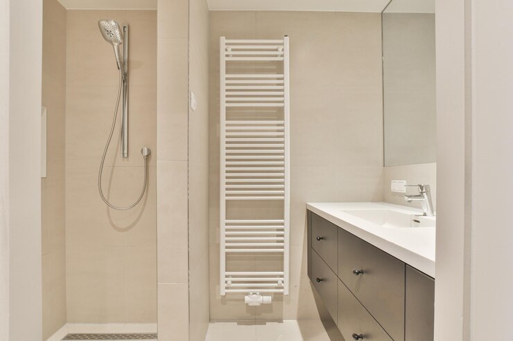Kostenlose Foto modernes gefliestes badezimmer in hellen farben
