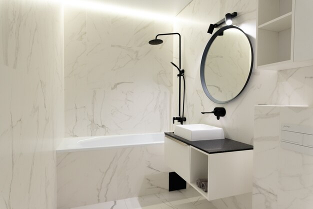 Modernes Badezimmer Innendesign Weisse Badewanne Mit Marmorfliesen Premium Foto