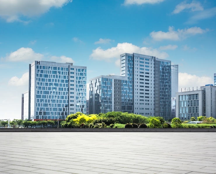 Kostenlose Foto modernes geschäftsgebäude mit glaswand aus leerem boden