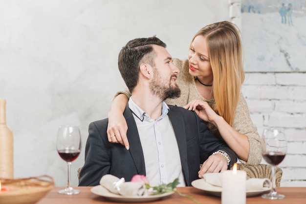 Modernes Paar am romantischen Abendessen