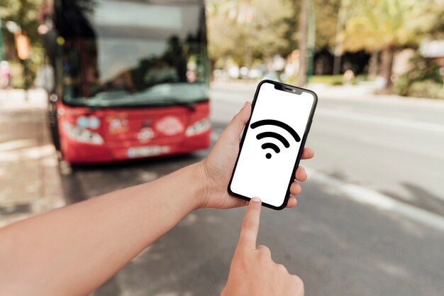 Modernes Smartphone mit WLAN-Zeichen
