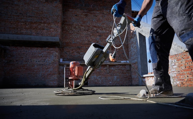 Modernes Spezialequipment für hochwertige Bodenverlegung