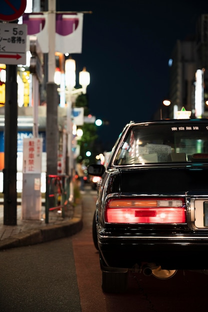 Kostenloses Foto modernes stadtauto auf der straße