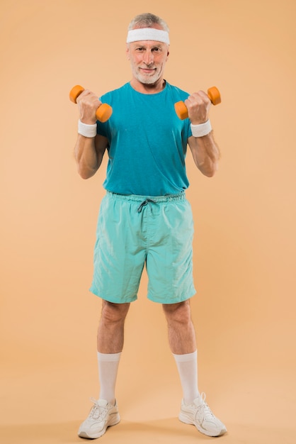 Modernes Training des älteren Mannes mit Dummköpfen