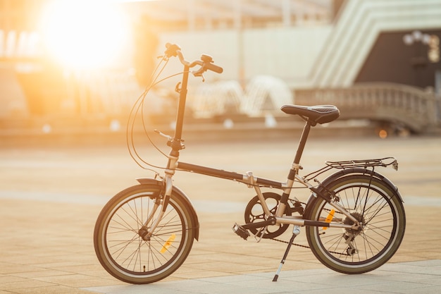 Modernes umweltfreundliches Fahrrad im Freien