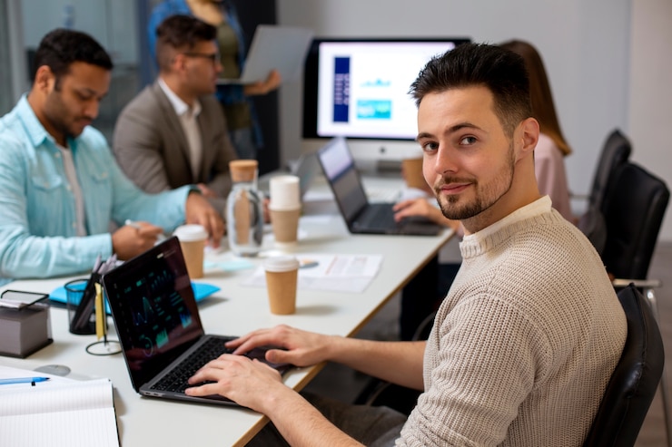 Kostenlose Foto modernes und ausgestattetes computerlabor