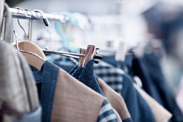 Modische Kleidung in einem Boutique-Shop