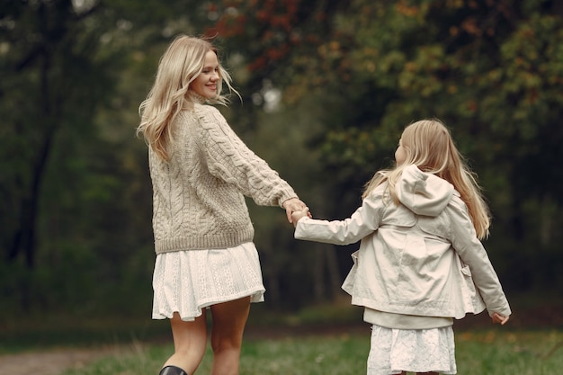 Modische Mutter mit Tochter. Die Leute gehen nach draußen