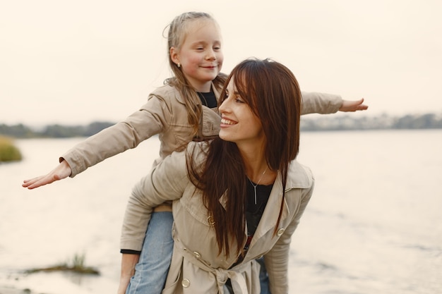 Modische Mutter mit Tochter. Die Leute gehen nach draußen