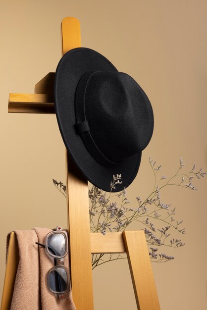 Modischer Fedora-Hut im Studio