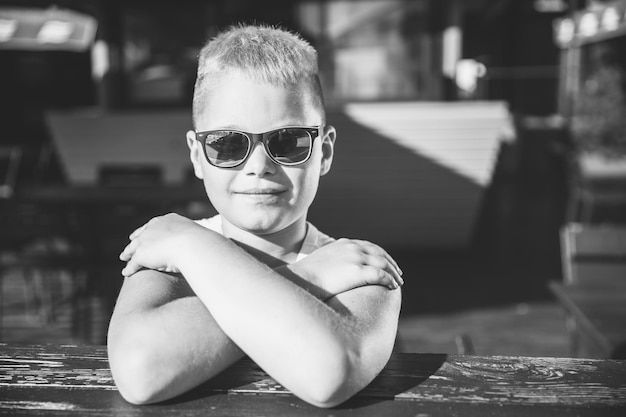 Modischer junge mit sonnenbrille. schwarz-weiß-fotografie Premium Fotos