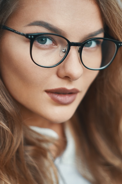 Modisches Brillenmodell-Nahaufnahmeporträt