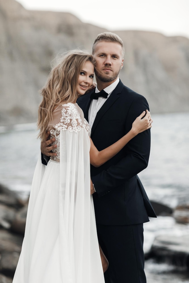 Kostenlose Foto modisches hochzeitspaar im hochzeitskleid