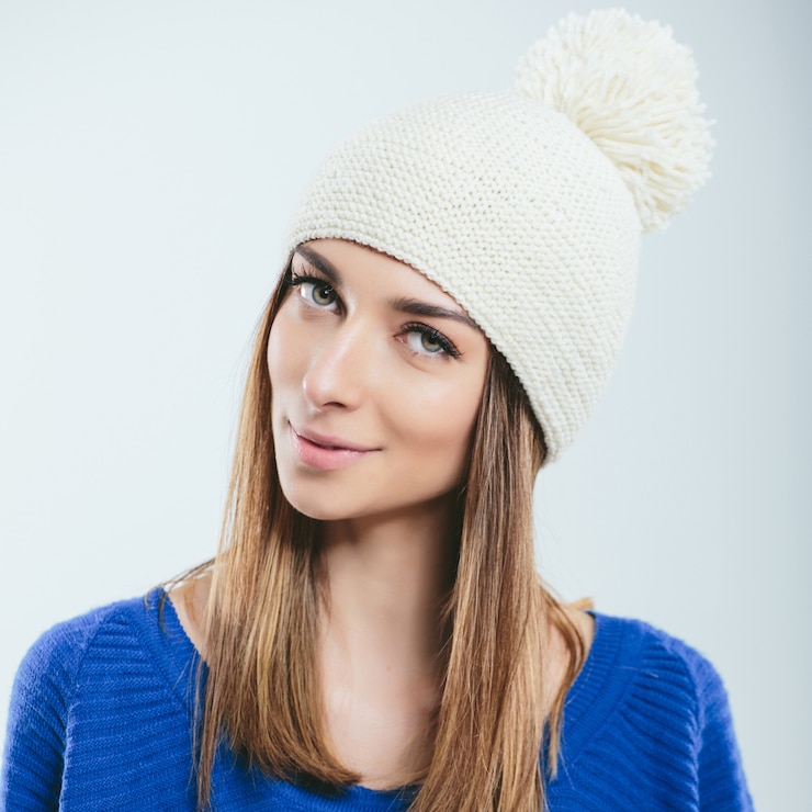 Kostenlose Foto modisches mädchen in winterstrickkleidung