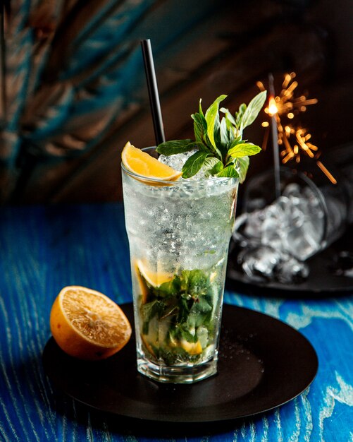 Mojito-Cocktail im Glas serviert