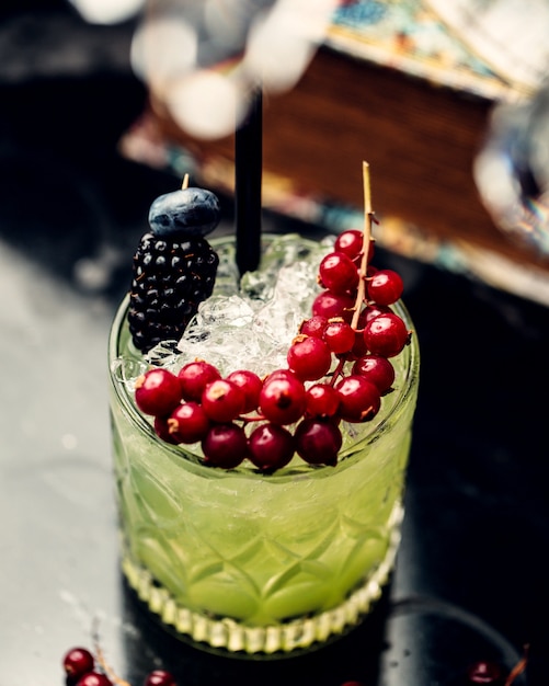 Kostenloses Foto mojito-cocktail mit blaubeeren und preiselbeeren