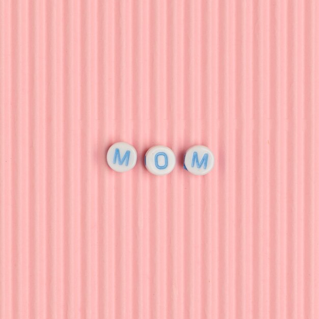 MOM Perlen Text Typografie auf Rosa