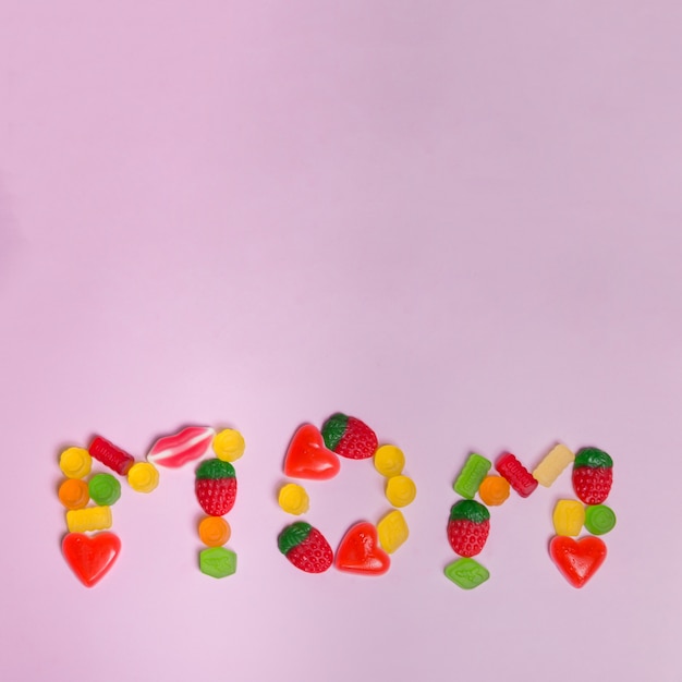 Mom Schriftzug aus Süßigkeiten