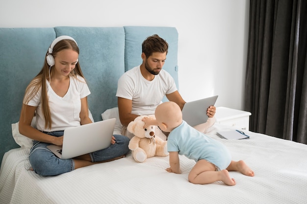 Mon und Papa arbeiten von zu Hause aus während der Quarantäne mit Kind