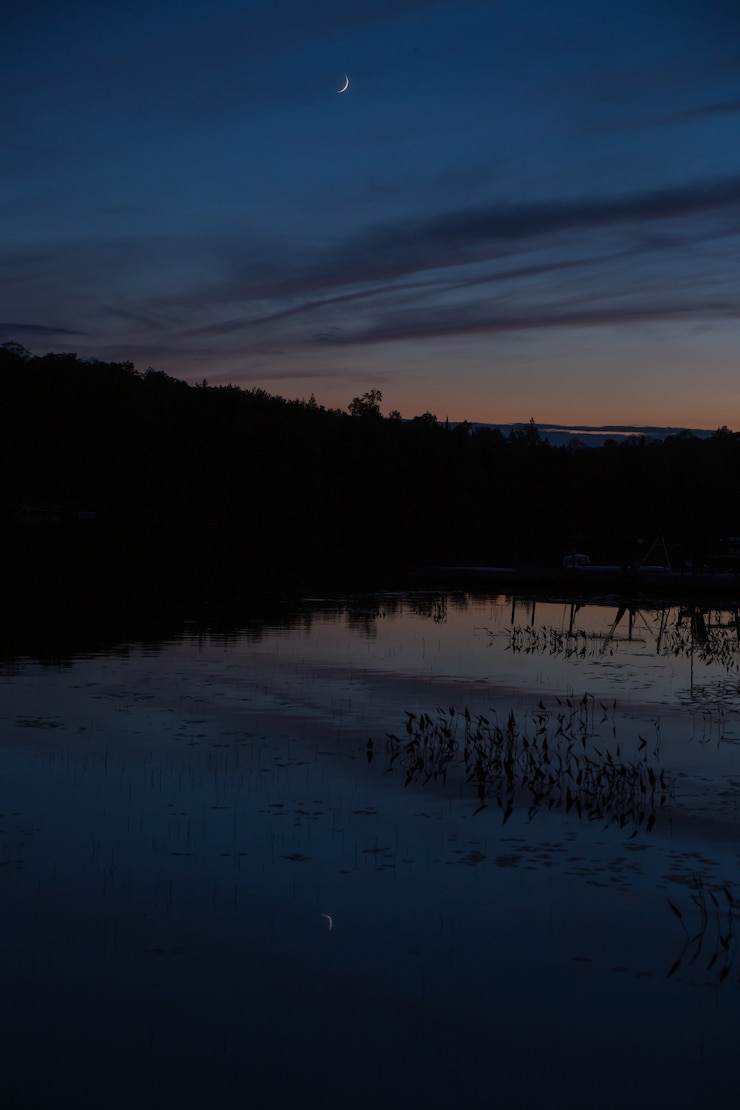 Kostenlose Foto mond spiegelte sich auf dem see