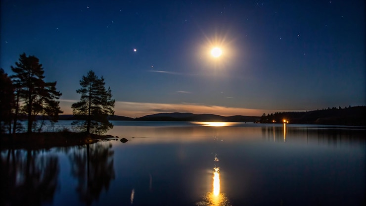 Kostenlose Foto mondbeleuchteter see mit sternen und reflexion