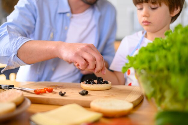 Mono-elterlicher Vater und Kind machen Sandwiches