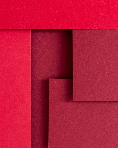 Monochromatische Stilllebenkomposition mit rotem Papier
