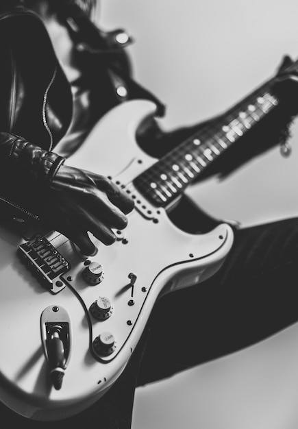 Monochrome Ansicht einer Person, die E-Gitarre spielt