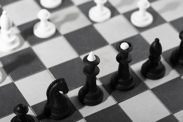 Monochrome Schachfiguren mit Spielbrett