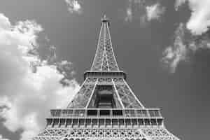 Kostenloses Foto monochrome sicht auf den eiffelturm für den weltkulturerbe-tag