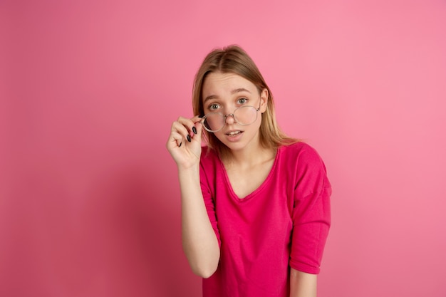 Monochromes Porträt der jungen Frau auf rosa Hintergrund