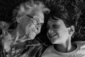 Kostenloses Foto monochromes porträt von großmutter mit enkelkind feier der großelterntag