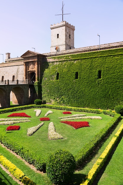 Kostenloses Foto montjuic schloss im sommer. barcelona