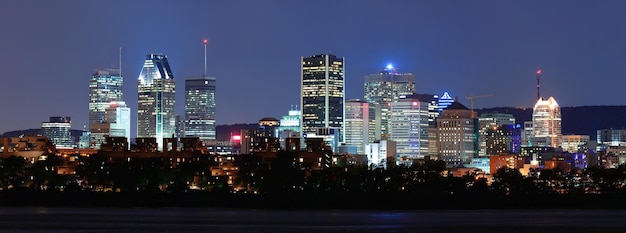 Montreal über den Fluss in der Abenddämmerung