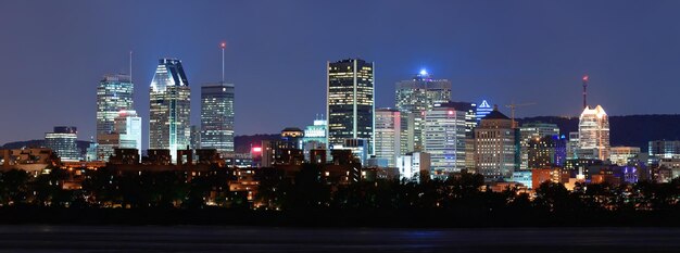 Montreal über den Fluss in der Abenddämmerung