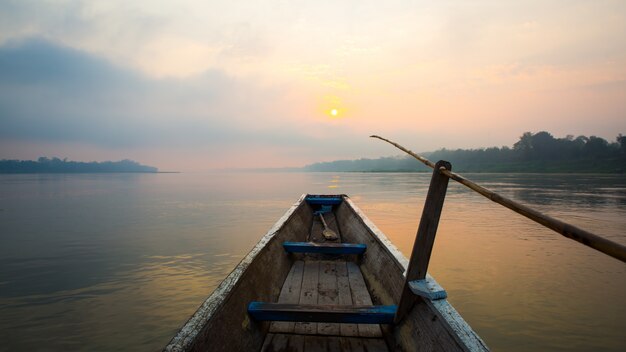 Morgen des Sees mit dem Boot