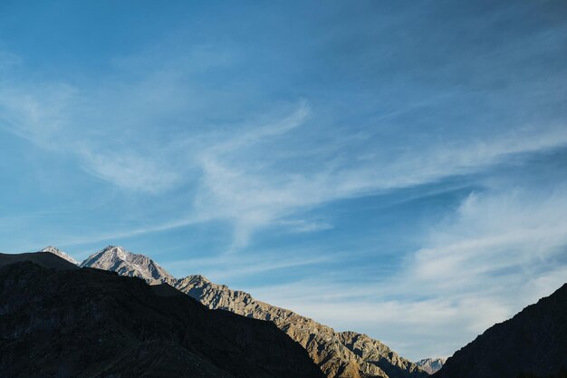 Morgen in den Bergen beleuchtet die Sonne die Gipfel der Felsen Frühherbst mit Blick auf die Berge des Kaukasus Banner mit Platz für Text Reise nach Georgien Trekking in den Bergen
