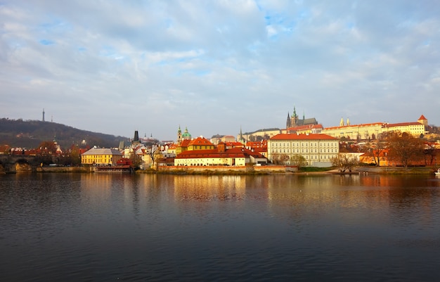 Kostenloses Foto morgenansicht von prag aus der moldau