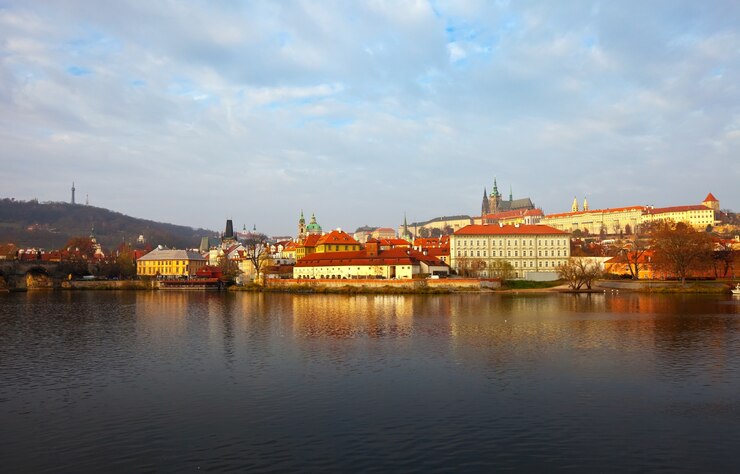 Kostenlose Foto morgenansicht von prag aus der moldau