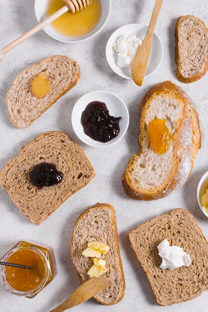 Morgenfrühstück mit Honig und Marmelade auf Scheiben brot