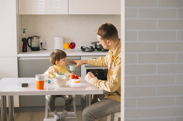 Morgenfrühstück mit Vater und Sohn