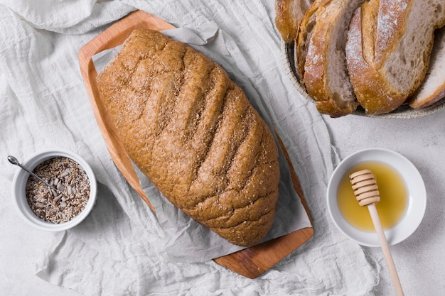 Morgenfrühstücksbrot mit Samen und Honig